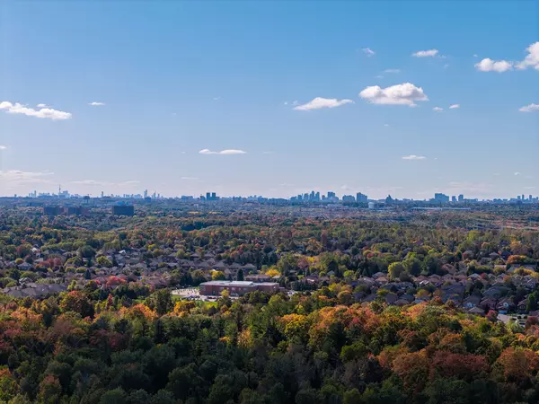 Pickering, ON L1V 7A4,432 Woodsmere CRES