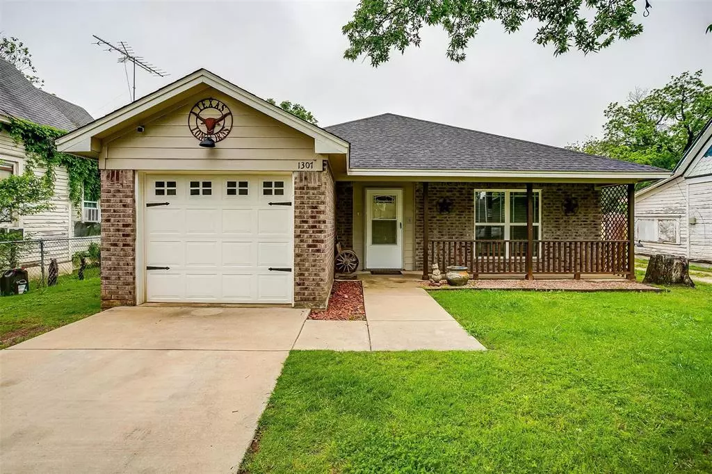 Cleburne, TX 76031,1307 N Robinson Street