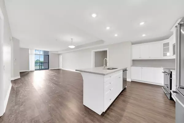 Burlington, ON L7N 1M8,3290 New ST #418