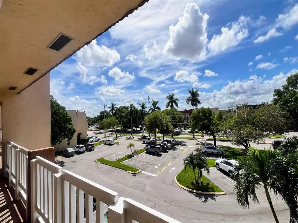 Sunrise, FL 33322,8901 Sunrise Lakes Blvd #307