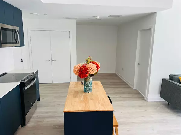 Whitby, ON L1N 0P2,1604 Charles ST E #PH-511 B