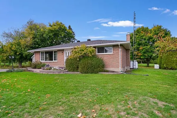 Leeds And Grenville, ON K0E 1T1,2214 County 2 RD