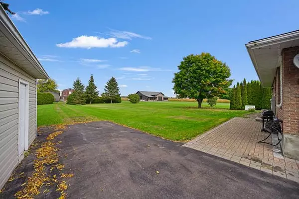 Leeds And Grenville, ON K0E 1T1,2214 County 2 RD