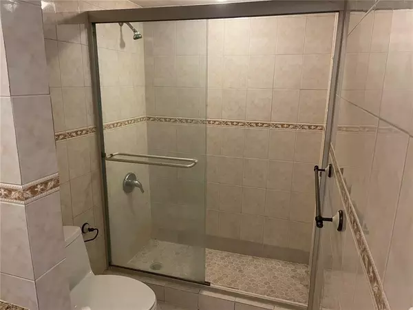 Miami, FL 33179,771 NE 199th St #105