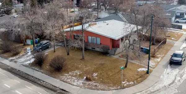 Calgary, AB T3C 3A9,3913/3915 Spruce DR SW