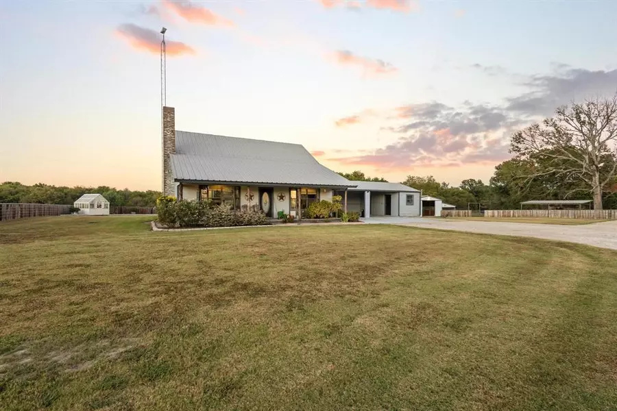 2709 County Road 16500, Deport, TX 75435