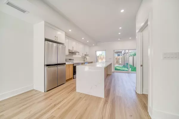 Toronto E01, ON M4M 2Z8,72 Jones AVE #Unit L
