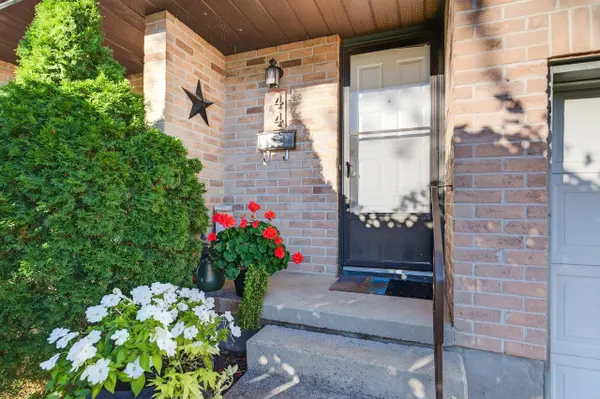 Kingston, ON K7M 7S4,44 St Pauls PL