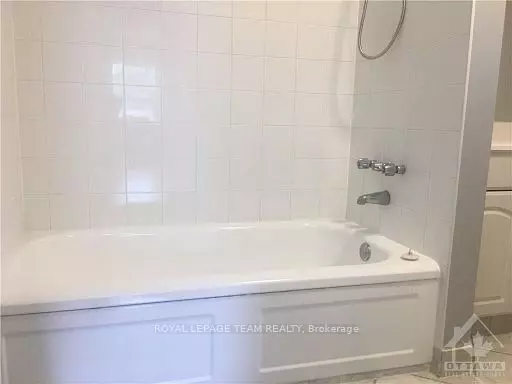 Ottawa Centre, ON K2P 1B1,51 Park AVE E #C