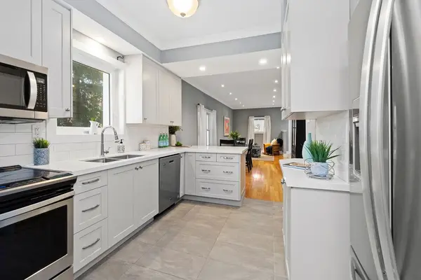 Toronto W02, ON M6S 3C3,646 Beresford AVE