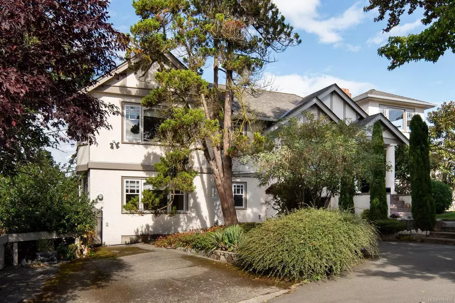 2162 Brighton Ave, Oak Bay, BC V8S 2E7