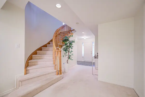 190 Harding BLVD W #108, Richmond Hill, ON L4C 0J9