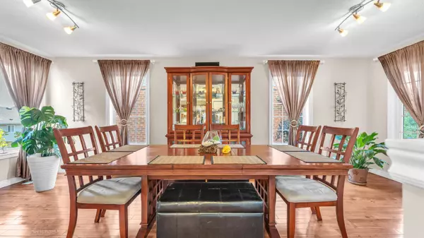 London South, ON N6K 4W1,916 Cresthaven CRES