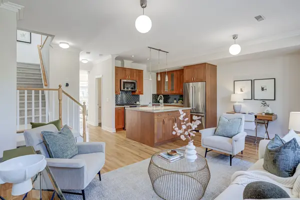 Toronto C01, ON M6H 1A8,1015B College ST