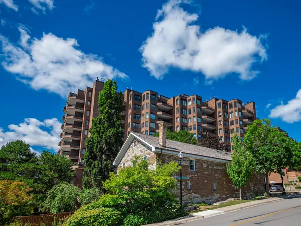 Oakville, ON L6J 6M9,100 Lakeshore RD E #610