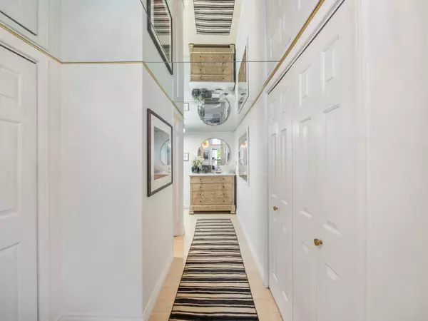 Oakville, ON L6J 6M9,100 Lakeshore RD E #610