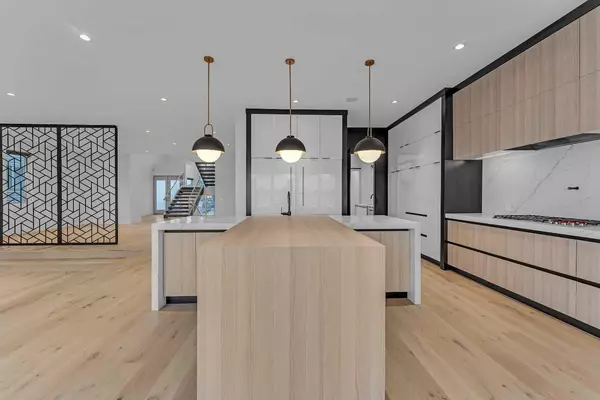 342 Normandy DR SW, Calgary, AB T3L 1S5
