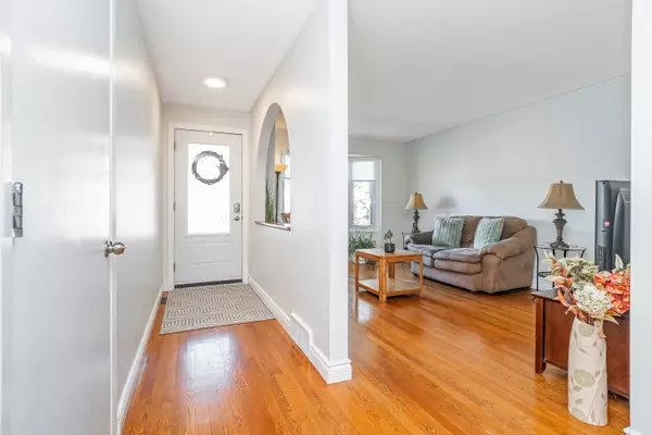 Orleans - Convent Glen And Area, ON K1C 2M5,6084A Vineyard DR