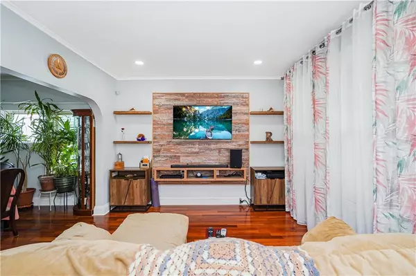 Staten  Island, NY 10302,263 Decker AVE