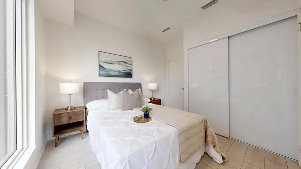 Toronto C01, ON M5V 0V1,35 Mercer ST #1811