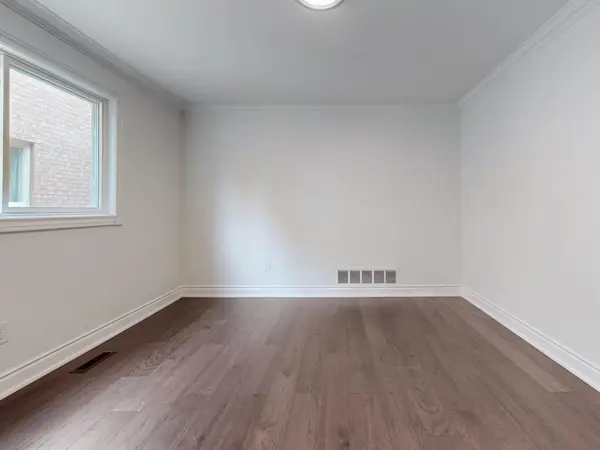 Oakville, ON L6M 2Y7,2180 Lumberman LN