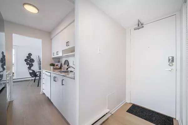 Vanier And Kingsview Park, ON K1L 8E7,158C McArthur AVE #PH1