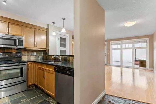 Calgary, AB T2E3S7,725 4 ST NE #107