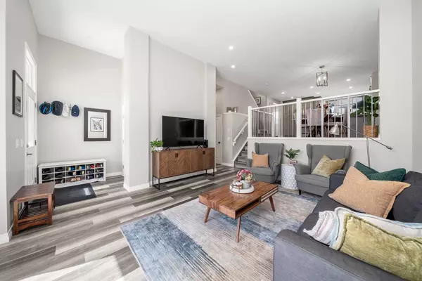 Calgary, AB T3M 2W4,374 Magnolia SQ SE