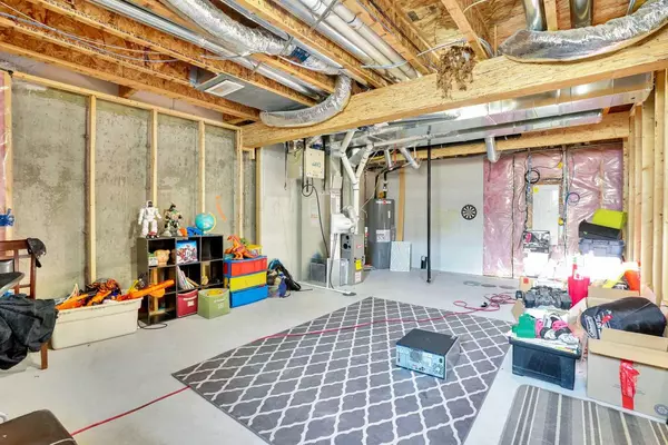 Airdrie, AB T4B 5J5,216 Windbury LN
