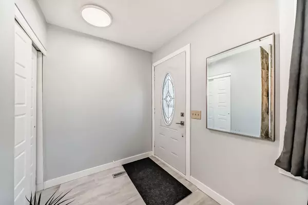 Calgary, AB T1Y2X2,948 Rundlecairn WAY NE