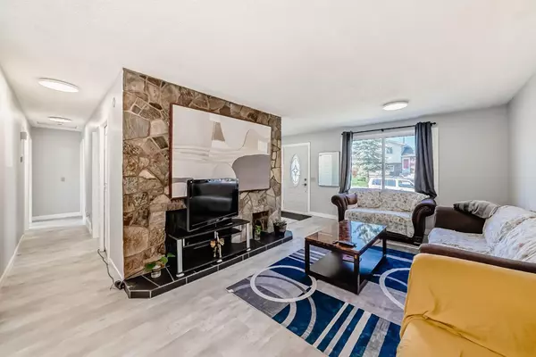 Calgary, AB T1Y2X2,948 Rundlecairn WAY NE