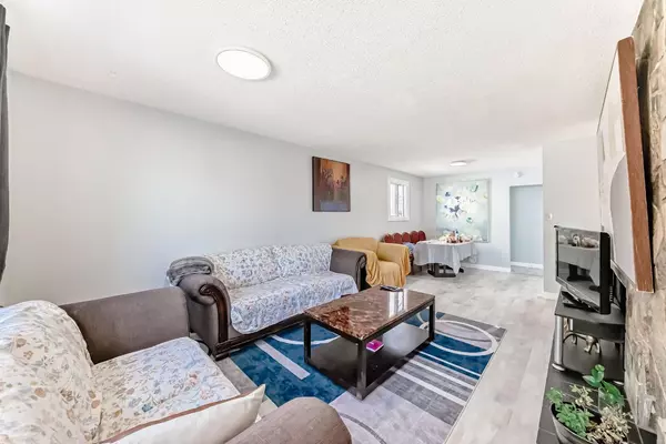 Calgary, AB T1Y2X2,948 Rundlecairn WAY NE