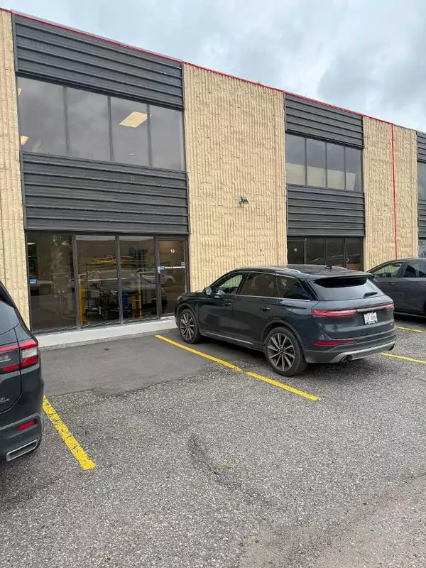 Calgary, AB T2C2H9,4063 74 AVE SE #12