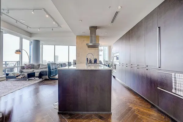 180 University AVE #5404, Toronto C01, ON M5H 0A2