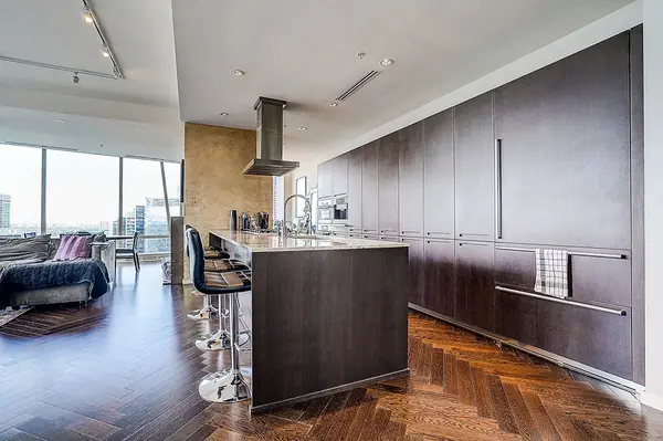 180 University AVE #5404, Toronto C01, ON M5H 0A2