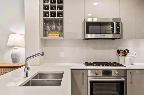 Calgary, AB T2N 1V5,301 10 ST NW #206