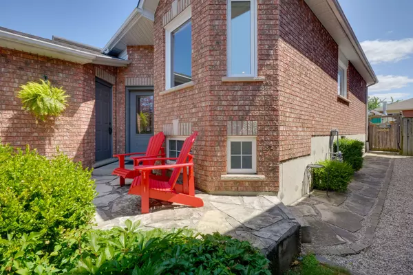 Barrie, ON L4N 0E3,55 HOLLY MEADOW RD