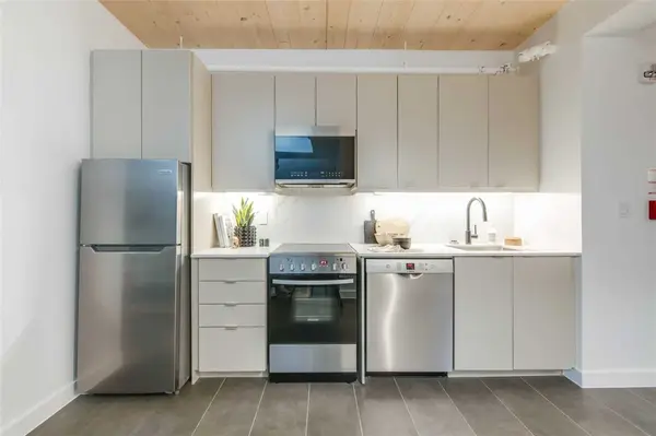 Toronto E01, ON M4L 1E5,1598 Queen ST E #302