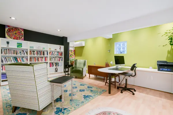 Toronto C08, ON M4X 1X7,33 Broadcast LN