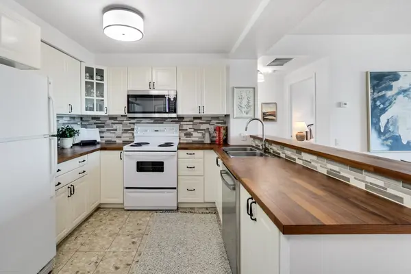 Toronto C04, ON M6A 3E5,8 Covington RD #1412