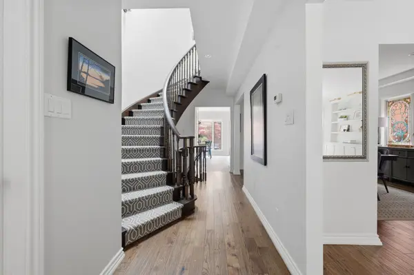 Toronto C04, ON M4R 1R3,198 Glenview AVE