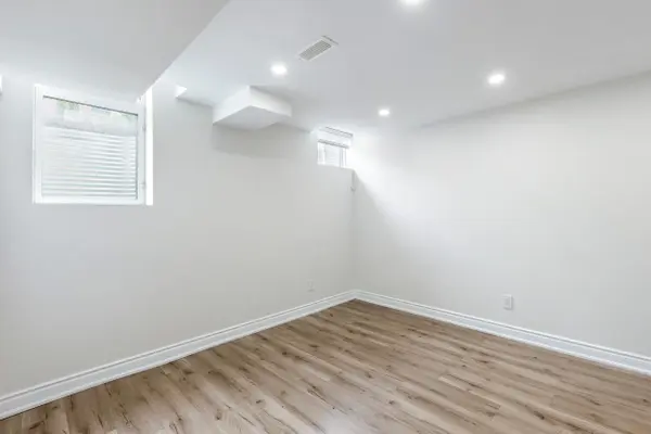 Milton, ON L9T 0E7,802 Yates DR #Basement