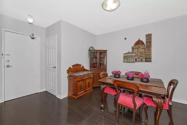 Ottawa Centre, ON K2P 2G1,60 McLeod ST #402