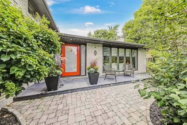 Toronto W08, ON M9B 2P5,8 Hillavon DR