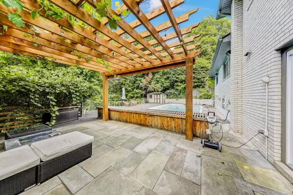 Toronto W08, ON M9B 2P5,8 Hillavon DR