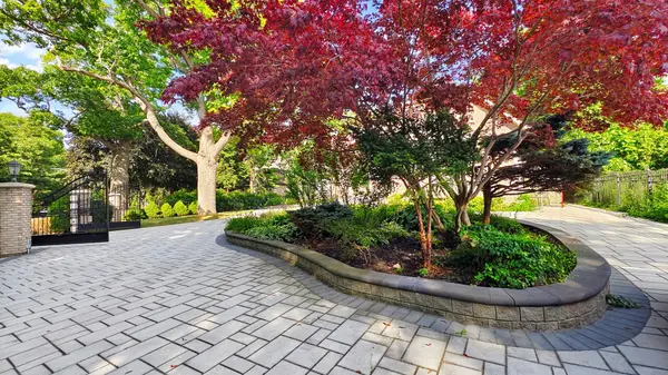 2416 Mississauga RD, Mississauga, ON L5H 2L1