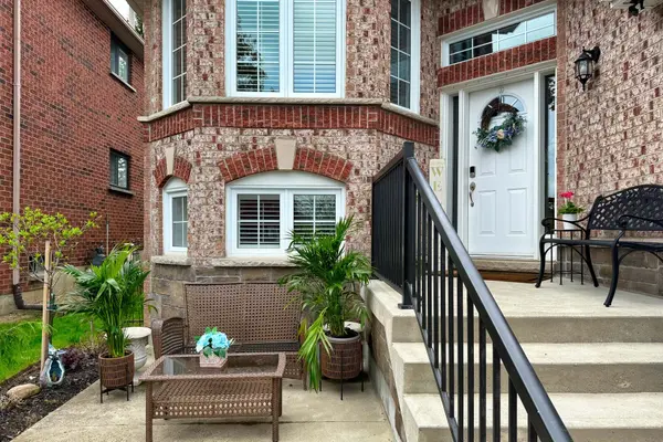 Caledon, ON L7E 1S1,32 Strawberry Hill CT