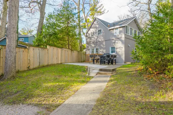 Lambton Shores, ON N0M 1T0,42 SHORELINE DR