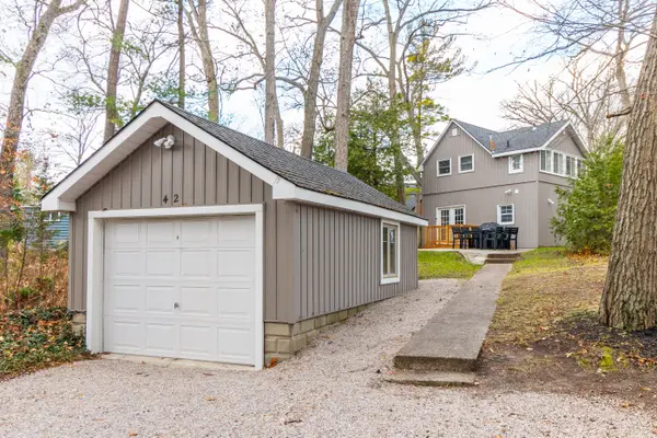 Lambton Shores, ON N0M 1T0,42 SHORELINE DR