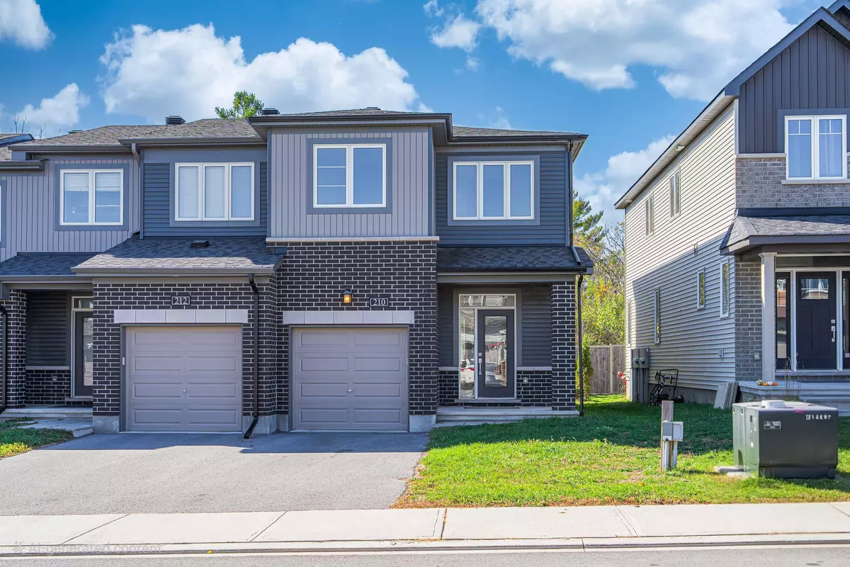 Barrhaven, ON K2J 6P1,210 Geyser PL